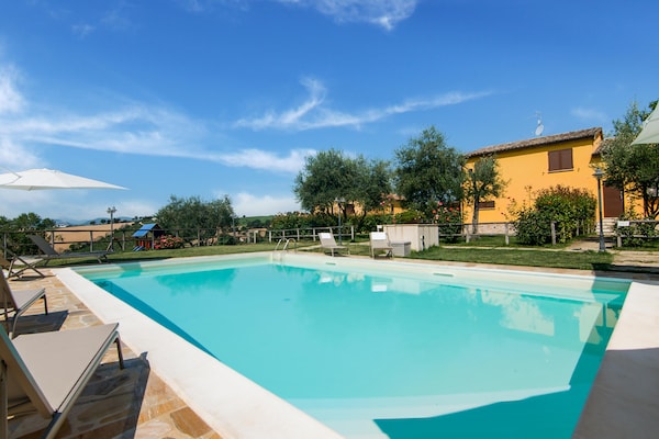Foto van Villa in Ostra Vetere met Zwembad en Jacuzzi's - Vakantiehuis in Ostra Vetere - PoolOfHouse