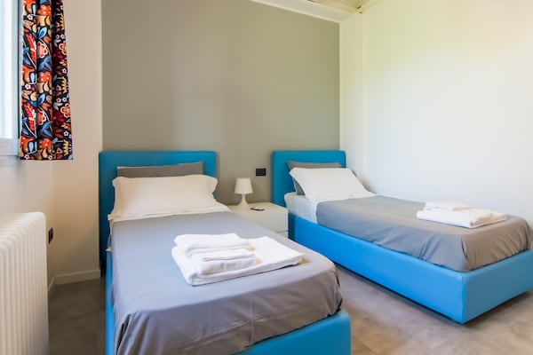 Foto van Villa in Ostra Vetere met Zwembad en Jacuzzi's - Vakantiehuis in Ostra Vetere - BedRoom