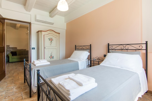 Foto van Villa in Ostra Vetere met Zwembad en Jacuzzi's - Vakantiehuis in Ostra Vetere - BedRoom