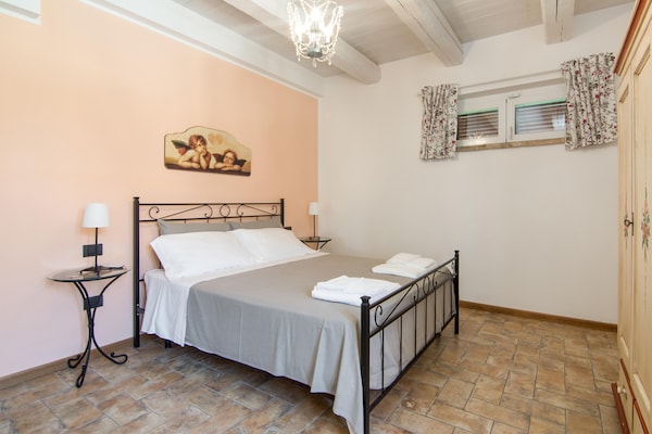 Foto van Villa in Ostra Vetere met Zwembad en Jacuzzi's - Vakantiehuis in Ostra Vetere - BedRoom