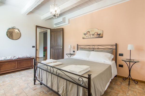 Foto van Villa in Ostra Vetere met Zwembad en Jacuzzi's - Vakantiehuis in Ostra Vetere - BedRoom