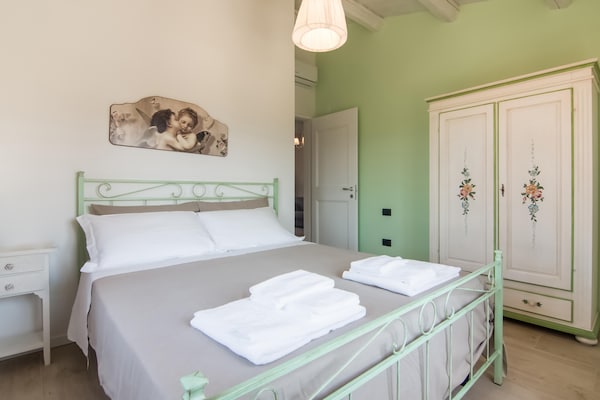 Foto van Villa in Ostra Vetere met Zwembad en Jacuzzi's - Vakantiehuis in Ostra Vetere - BedRoom