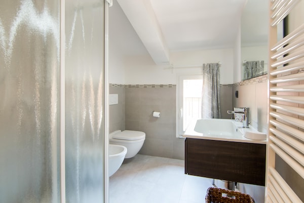 Foto van Villa in Ostra Vetere met Zwembad en Jacuzzi's - Vakantiehuis in Ostra Vetere - BathRoom