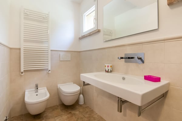 Foto van Villa in Ostra Vetere met Zwembad en Jacuzzi's - Vakantiehuis in Ostra Vetere - BathRoom