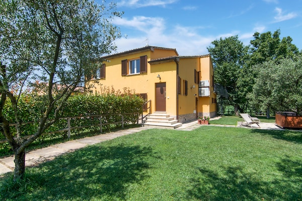 Foto van Villa in Ostra Vetere met Zwembad en Jacuzzi's - Vakantiehuis in Ostra Vetere - ExteriorSummer