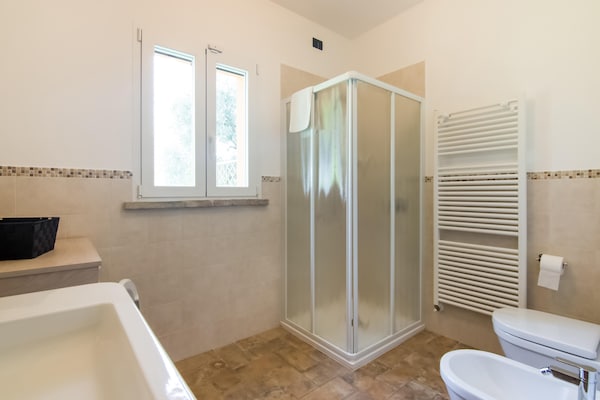 Foto van Villa in Ostra Vetere met Zwembad en Jacuzzi's - Vakantiehuis in Ostra Vetere - BathRoom