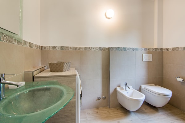 Foto van Villa in Ostra Vetere met Zwembad en Jacuzzi's - Vakantiehuis in Ostra Vetere - BathRoom