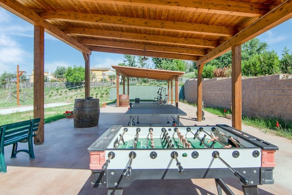 Foto van Villa in Ostra Vetere met Zwembad en Jacuzzi's - Vakantiehuis in Ostra Vetere - RecreationRoom