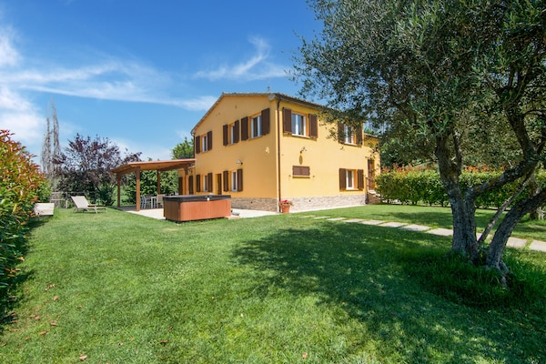 Foto van Villa in Ostra Vetere met Zwembad en Jacuzzi's - Vakantiehuis in Ostra Vetere - GardenSummer