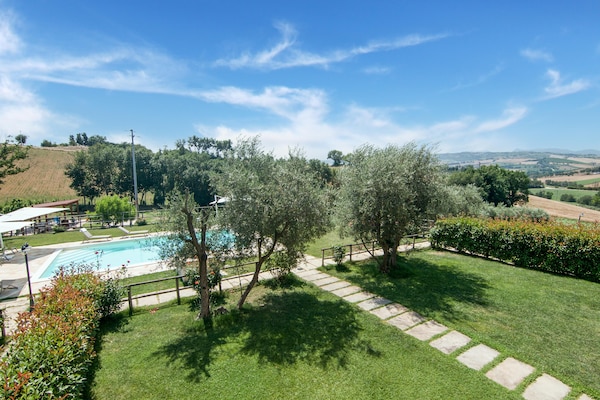 Foto van Villa in Ostra Vetere met Zwembad en Jacuzzi's - Vakantiehuis in Ostra Vetere - ViewSummer