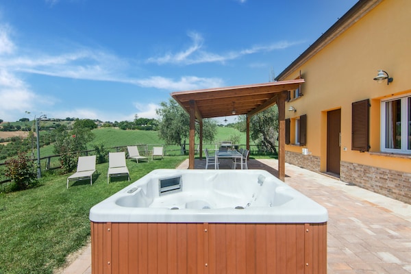 Foto van Villa in Ostra Vetere met Zwembad en Jacuzzi's - Vakantiehuis in Ostra Vetere - Wellness