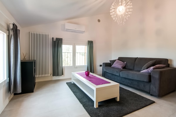 Foto van Villa in Ostra Vetere met Zwembad en Jacuzzi's - Vakantiehuis in Ostra Vetere - LivingRoom