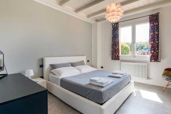 Foto van Villa in Ostra Vetere met Zwembad en Jacuzzi's - Vakantiehuis in Ostra Vetere - BedRoom