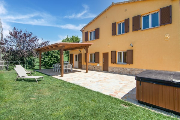 Foto van Villa in Ostra Vetere met Zwembad en Jacuzzi's - Vakantiehuis in Ostra Vetere - ExteriorSummer