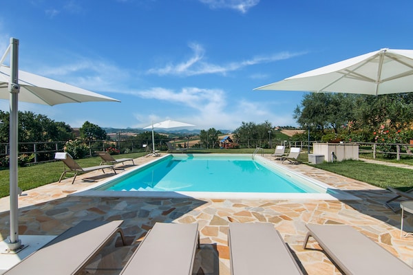 Foto van Villa in Ostra Vetere met Zwembad en Jacuzzi's - Vakantiehuis in Ostra Vetere - PoolOfHouse