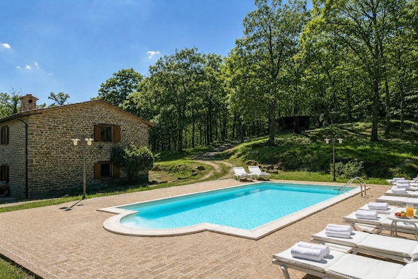 Foto van Exclusieve vakantievilla met privézwembad tussen Marche en Umbrië. - ExteriorSummer
