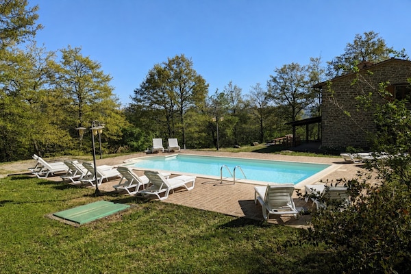 Foto van Exclusieve vakantievilla met privézwembad tussen Marche en Umbrië. - ExteriorSummer