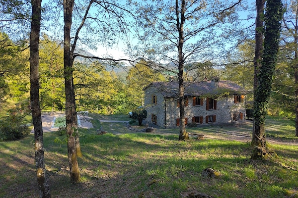 Foto van Exclusieve vakantievilla met privézwembad tussen Marche en Umbrië. - ExteriorSummer