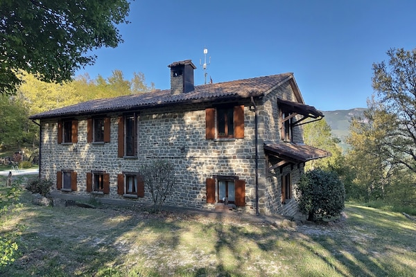 Foto van Exclusieve vakantievilla met privézwembad tussen Marche en Umbrië. - ExteriorSummer