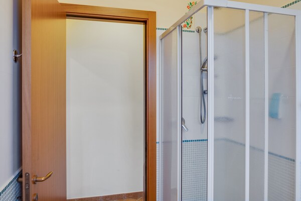 Foto van Authentieke boerderij in Sant'Angelo in Vado met zwembad - BathRoom