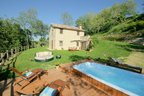 Foto van Luxe verblijf met tuin - Vakantiehuis in Monte San Martino - ExteriorSummer