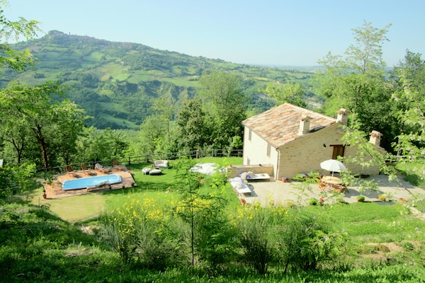 Foto van Luxe verblijf met tuin - Vakantiehuis in Monte San Martino - ExteriorSummer
