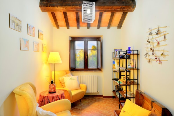 Foto van Luxe verblijf met tuin - Vakantiehuis in Monte San Martino - LivingRoom
