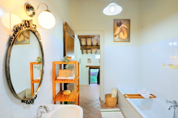 Foto van Luxe verblijf met tuin - Vakantiehuis in Monte San Martino - BathRoom