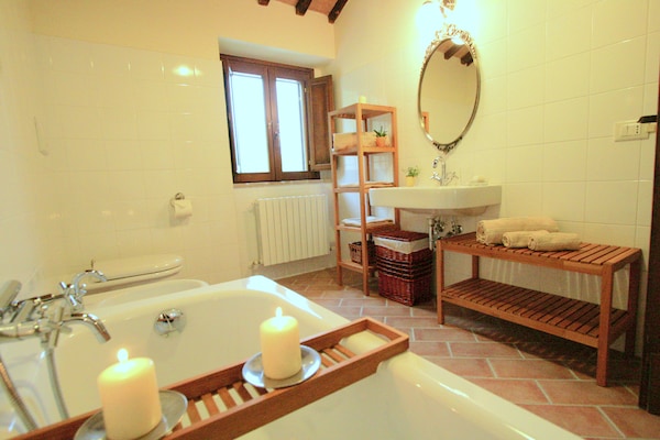 Foto van Luxe verblijf met tuin - Vakantiehuis in Monte San Martino - BathRoom