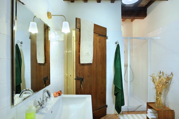 Foto van Luxe verblijf met tuin - Vakantiehuis in Monte San Martino - BathRoom
