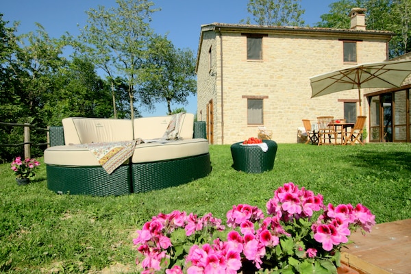 Foto van Luxe verblijf met tuin - Vakantiehuis in Monte San Martino - GardenSummer