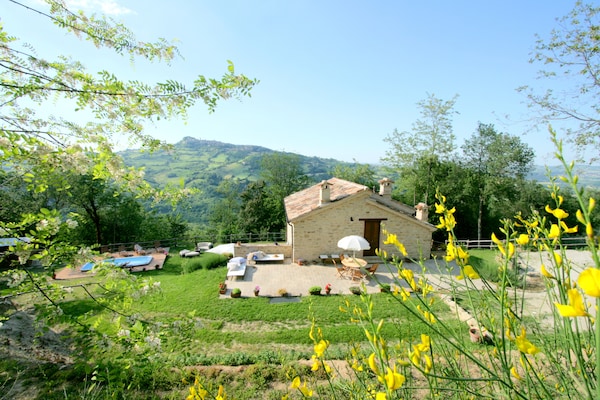 Foto van Luxe verblijf met tuin - Vakantiehuis in Monte San Martino - ViewSummer