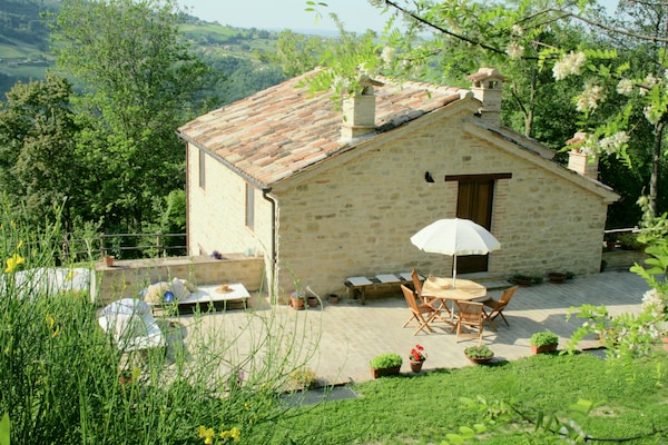 Foto van Luxe verblijf met tuin - Vakantiehuis in Monte San Martino - ExteriorSummer