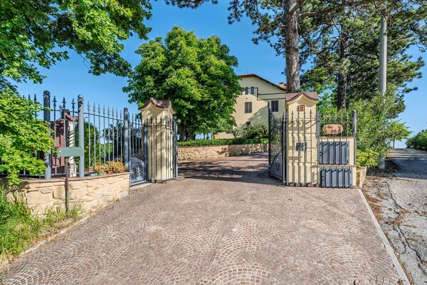 Foto van Villa in Marche met privézwembad - Vakantiehuis in Tolentino (MC) - ExteriorSummer