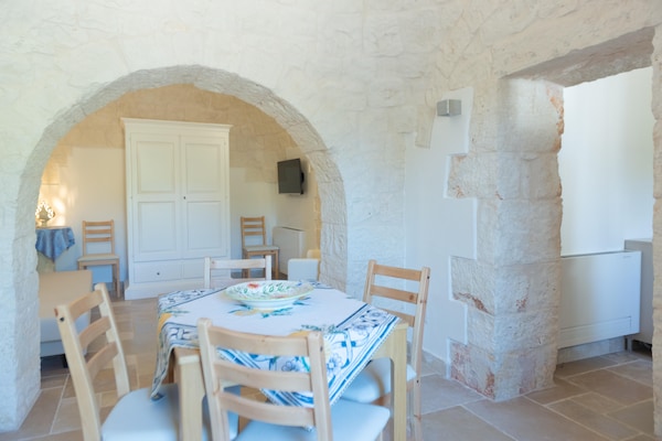 Foto van Trulli in Puglia met zwembad voor 6 personen - Vakantiehuis in Locorotondo - DiningRoom