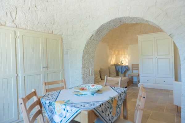 Foto van Trulli in Puglia met zwembad voor 6 personen - Vakantiehuis in Locorotondo - DiningRoom