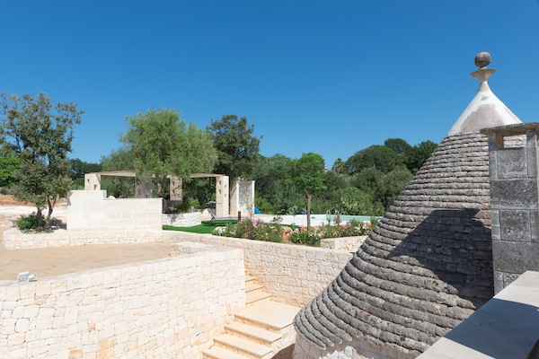 Foto van Trulli in Puglia met zwembad voor 6 personen - Vakantiehuis in Locorotondo - ExteriorSummer