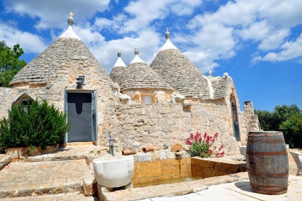 Foto van Trulli-huis in Valle d'Itria bij Adriatische Zee - Vakantiehuis in Ostuni - ExteriorSummer