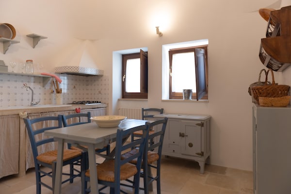Foto van Trullo in Puglia met Zwembad en Uitzicht - Vakantiehuis in Ostuni - Kitchen