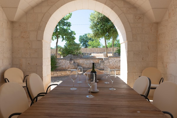 Foto van Trullo in Puglia met Zwembad en Uitzicht - Vakantiehuis in Ostuni - TerraceBalcony