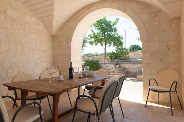 Foto van Trullo in Puglia met Zwembad en Uitzicht - Vakantiehuis in Ostuni - TerraceBalcony