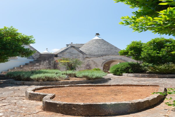 Foto van Trullo in Puglia met Zwembad en Uitzicht - Vakantiehuis in Ostuni - ExteriorSummer