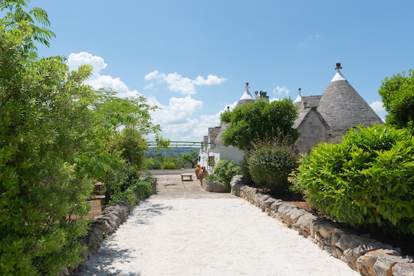 Foto van Trullo in Puglia met Zwembad en Uitzicht - Vakantiehuis in Ostuni - GardenSummer