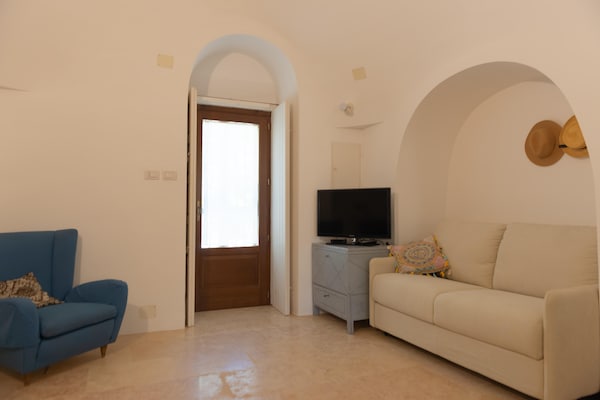 Foto van Trullo in Puglia met Zwembad en Uitzicht - Vakantiehuis in Ostuni - LivingRoom