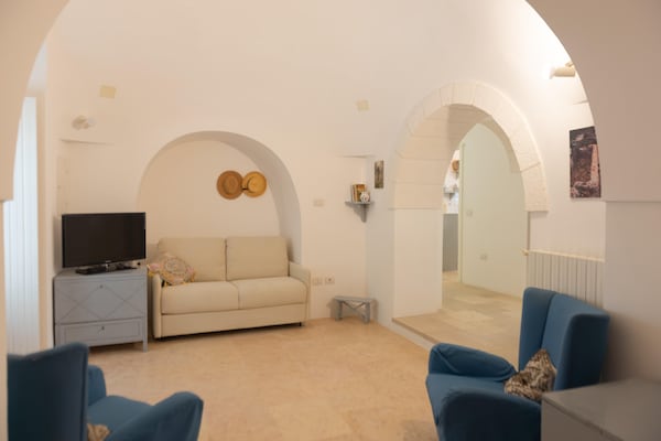 Foto van Trullo in Puglia met Zwembad en Uitzicht - Vakantiehuis in Ostuni - LivingRoom