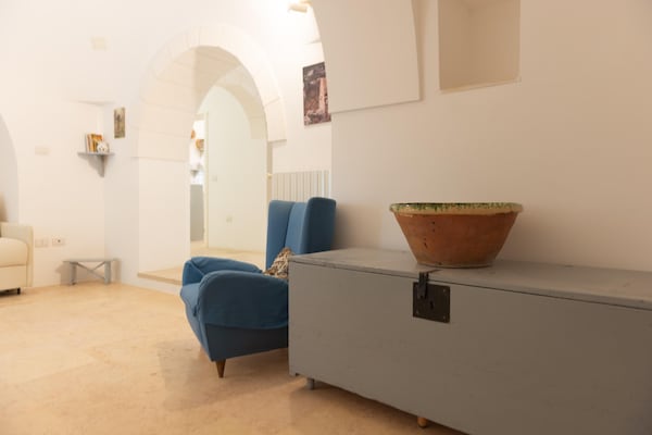 Foto van Trullo in Puglia met Zwembad en Uitzicht - Vakantiehuis in Ostuni - LivingRoom