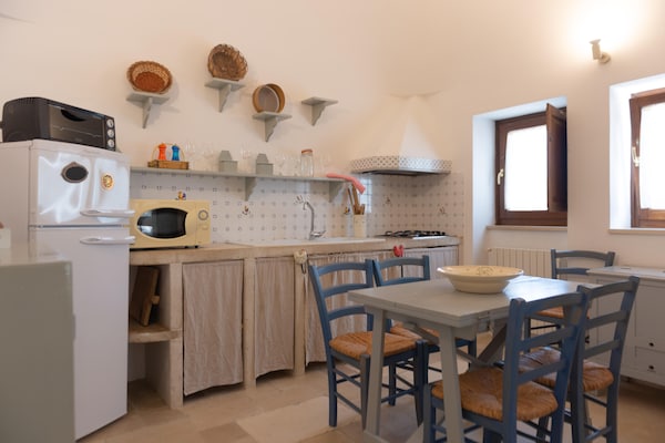 Foto van Trullo in Puglia met Zwembad en Uitzicht - Vakantiehuis in Ostuni - Kitchen