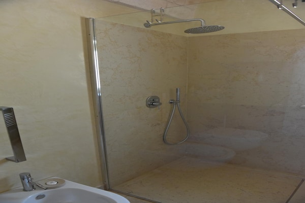 Foto van Trulli in Ostuni met verwarmd zwembad - Vakantiehuis in Ostuni - BathRoom