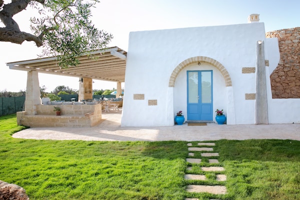 Foto van Vrijstaand Trullo-landgoed in Torre Suda - Vakantiehuis in Racale - ExteriorSummer