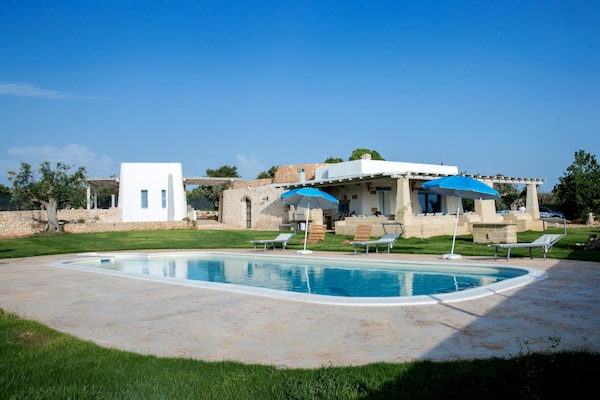 Foto van Vrijstaand Trullo-landgoed in Torre Suda - Vakantiehuis in Racale - PoolOfHouse